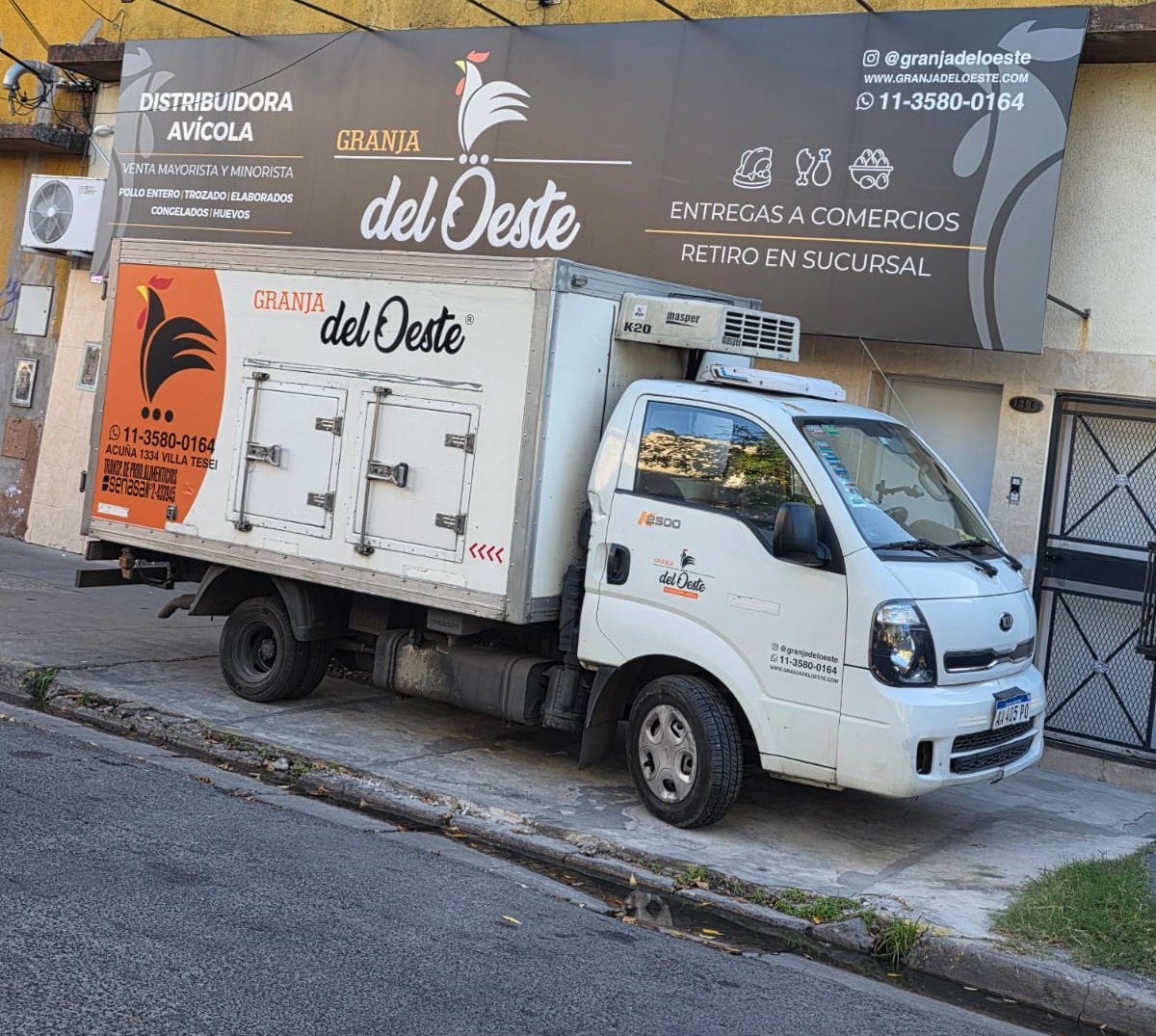 Camión de reparto de Granja del Oeste frente a la sucursal